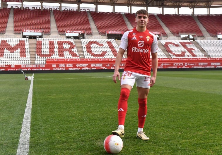Ian Forns, nuevo fichaje del Real Murcia: «Soy rápido y ofensivo, y me implicó en tareas defensivas»